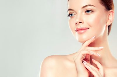 Rejuvenecimiento facial: Conoce el proceso de elevación de cejas y mejillas